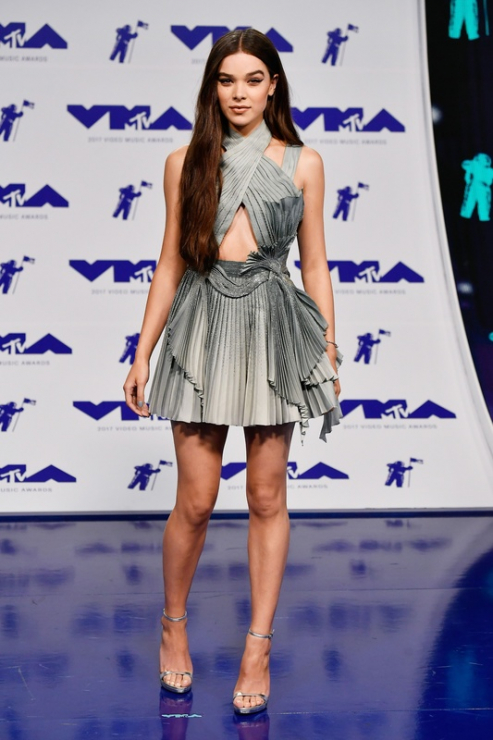 MTV Video Music Awards 2017: Hailee Steinfeld w sukience Atelier Versace