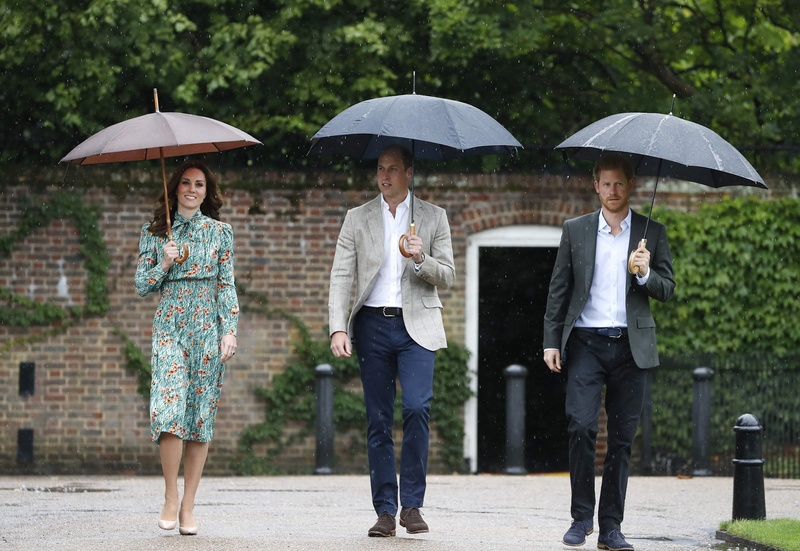 Księżna Catherine, książę William i książę Harry odwiedzili ogród przy pałacu Kensington, 30
