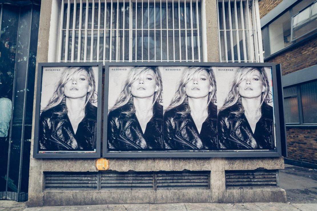 Plakaty z Kate Moss dla Reserved na ulicach Londynu