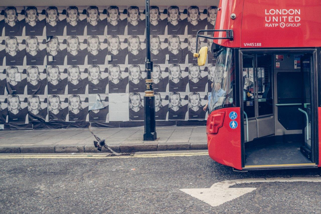 Plakaty z Kate Moss dla Reserved na ulicach Londynu