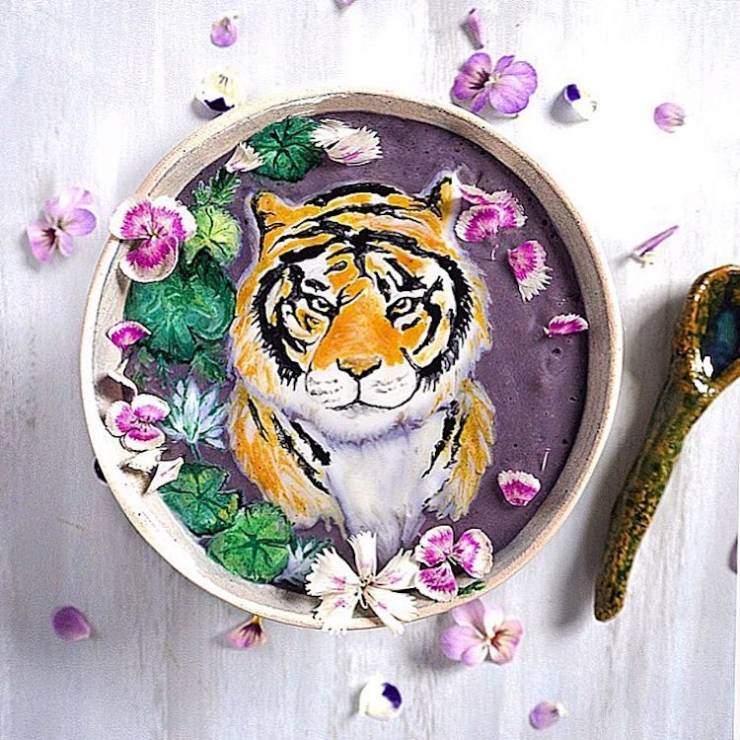 Artystyczne dania - smoothie bowl z tygrysem