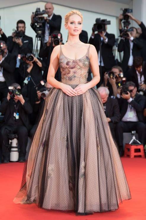 Jennifer Lawrence w sukni Dior haute couture na Festiwalu Filmowym w Wenecji, 05