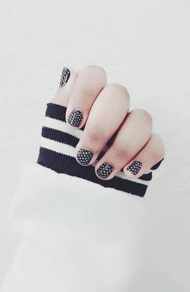 Czarno-biały manicure