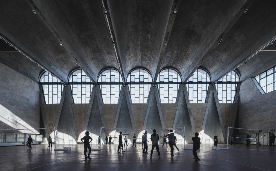  Hala gimnastyczna, kampus Uniwersytetu Tianjin w Chinach, projekt: Atelier Li Xinggang, fot. Terrence Zhang, kategoria: Budynki użytkowe

