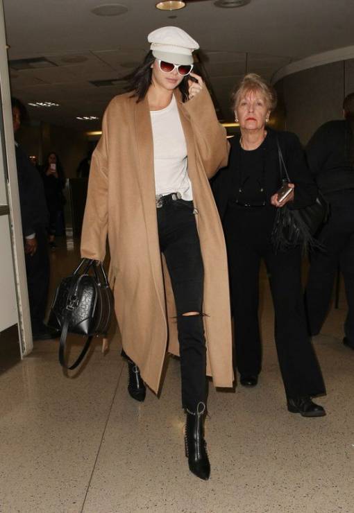 Kendall Jenner w kamelowym płaszczu
