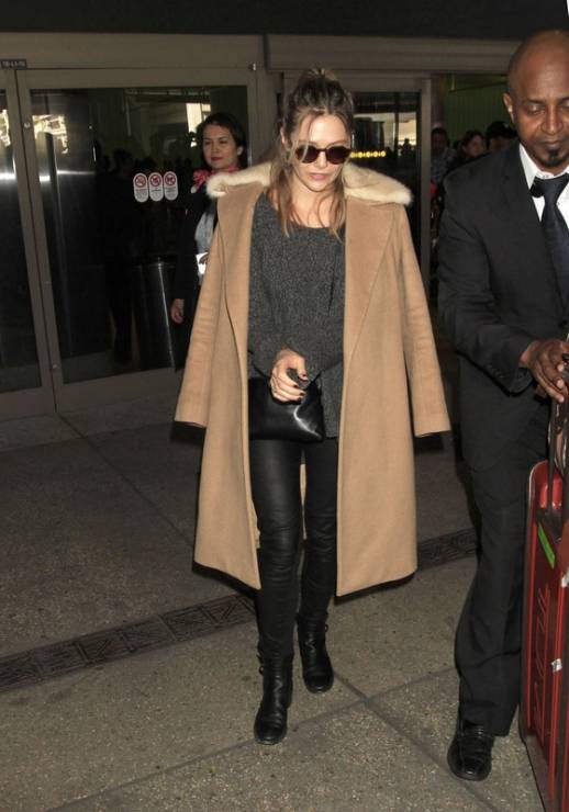 Elizabeth Olsen w płaszczu 