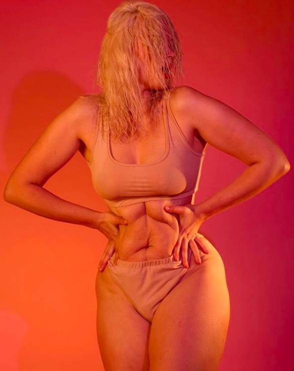 Piękna modelka body positive uczy, jak nie wstydzić się swojego ciała