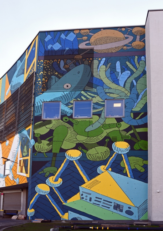 Futurystyczne motywy na muralu