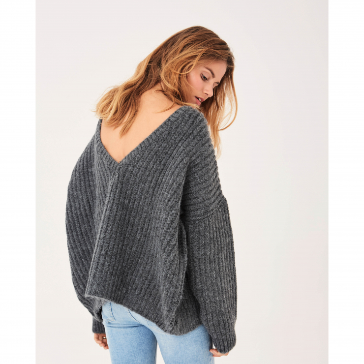 Sweter z dekoltem na plecach