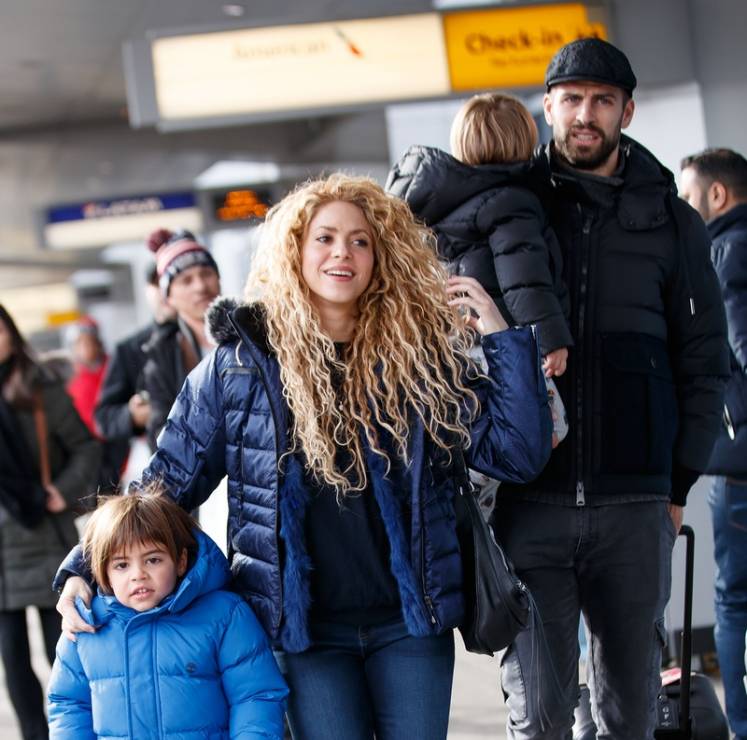 Milan, Shakira, Sasha i 	Gerard Piqué na lotnisku w Nowym Jorku, 2017 rok