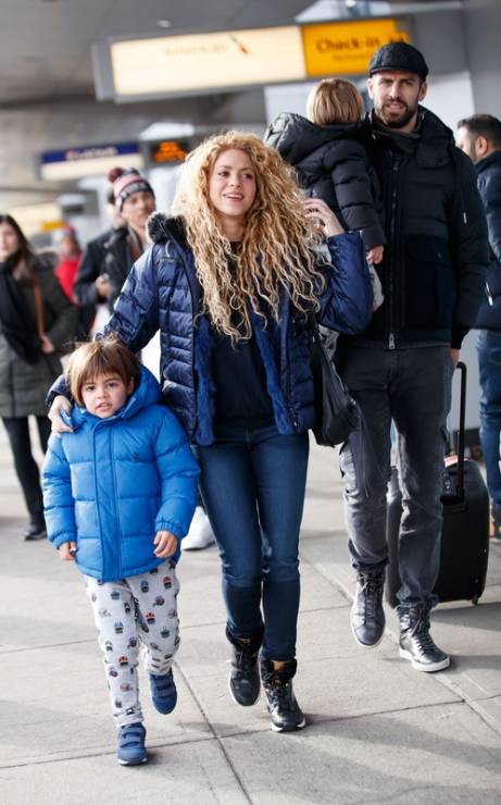Milan, Shakira, Sasha i 	Gerard Piqué na lotnisku w Nowym Jorku, 2017 rok