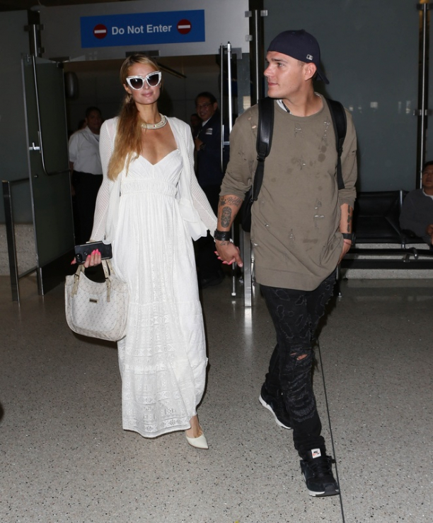 Paris Hilton i Chris Zylka na lotnisku w Los Angeles, sierpień 2017