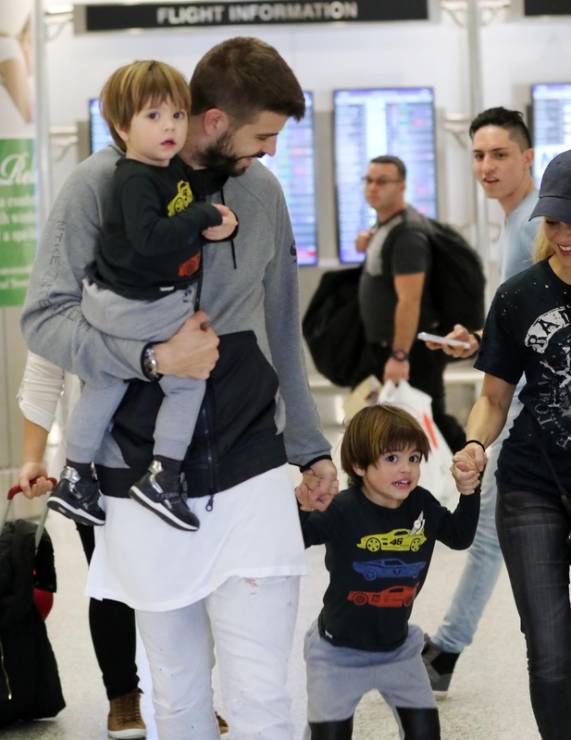 Sasha, Gerard Piqué, Milan i Shakira na lotnisku w Miami, 2016 rok