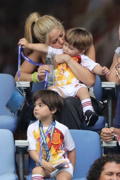Shakira, Sasha i Milan na meczu piłki nożnej Włochy-Hiszpania, 2016 rok