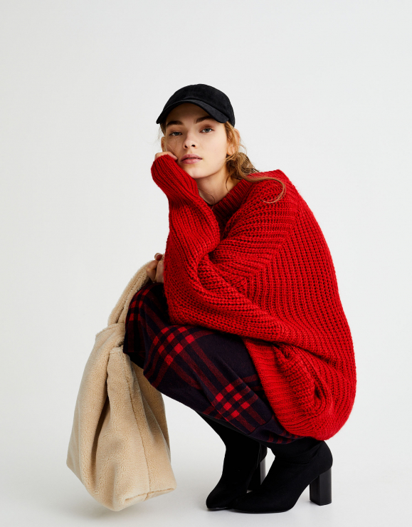 Wyprzedaż Pull & Bear: czerwony sweter