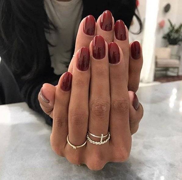 Bordowy manicure