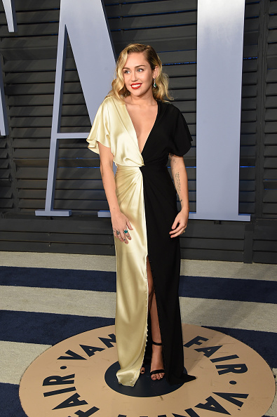Oscary 2018:  Miley Cyrus w sukni Prabal Gurung na Vanity Fair Oscar Party