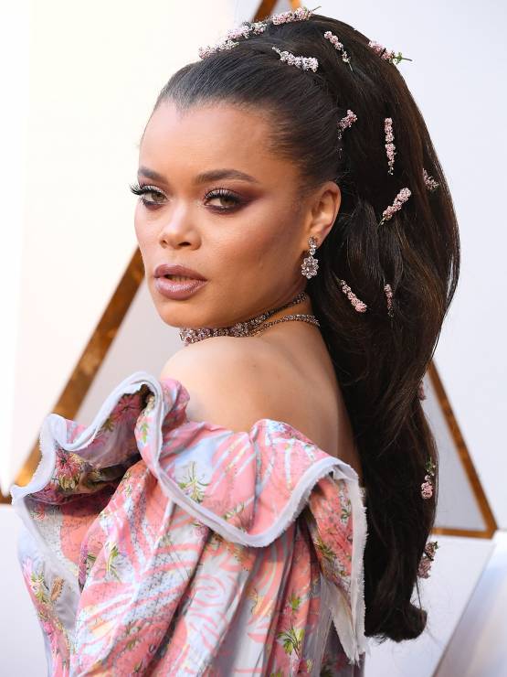 Rihanna z burzą włosów zaczesanych do tyłu