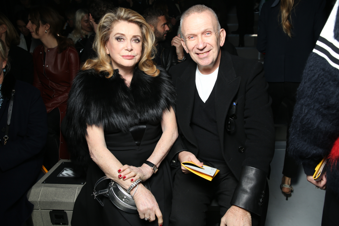 Catherine Deneuve i Jean Paul Gaultier na pokazie Louis Vuitton jesień-zima 2018/2019
