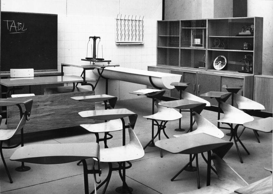 Meble szkolne – krzesła z pulpitem, IWP, 1965