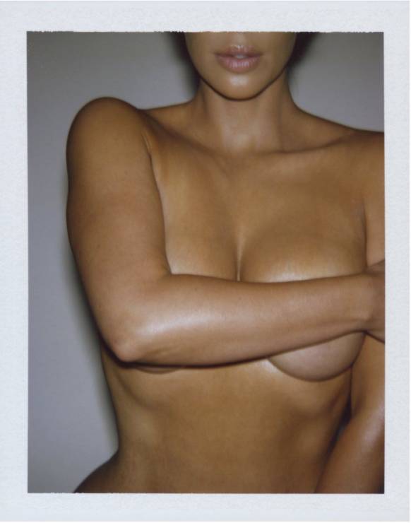 Kim Kardashian nago promuje swoje perfumy KKW Body