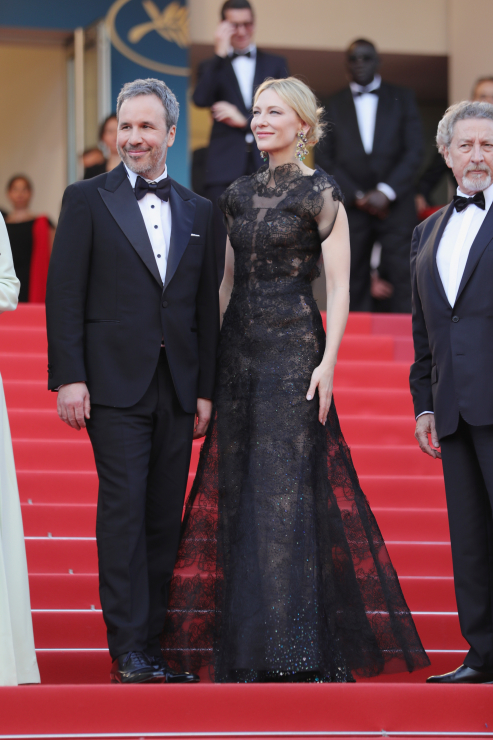 Cannes 2018: Denis Villeneuve i Cate Blanchet w sukni Armani Prive na premierze filmu "Everybody Knows",
