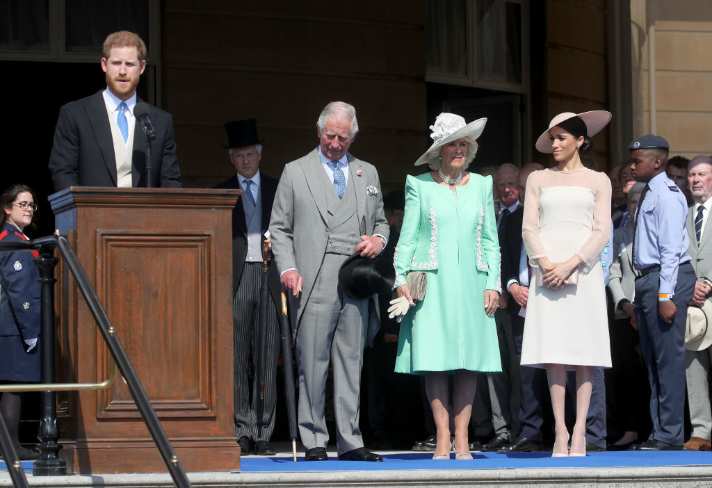 Książę Harry, książę Karol, Kamila, księżna Kornwalii oraz Meghan Markle, księżna Sussex podczas celebracji 70. urodzin księcia Karola, 22.05