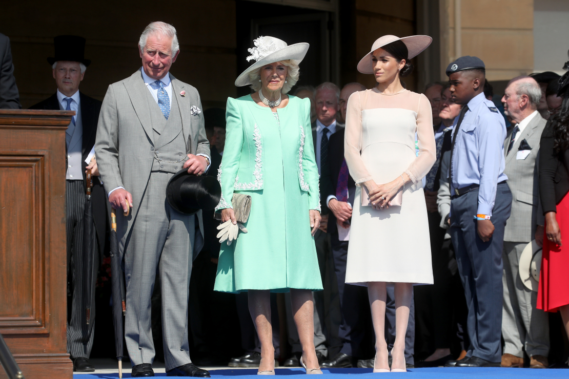 Książę Karol, Kamila, księżna Kornwalii oraz Meghan Markle, księżna Sussex podczas celebracji 70. urodzin księcia Karola, 22.05