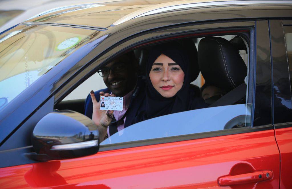 Kobieta z Arabii Saudyjskiej pokazuje swoje prawo jazdy