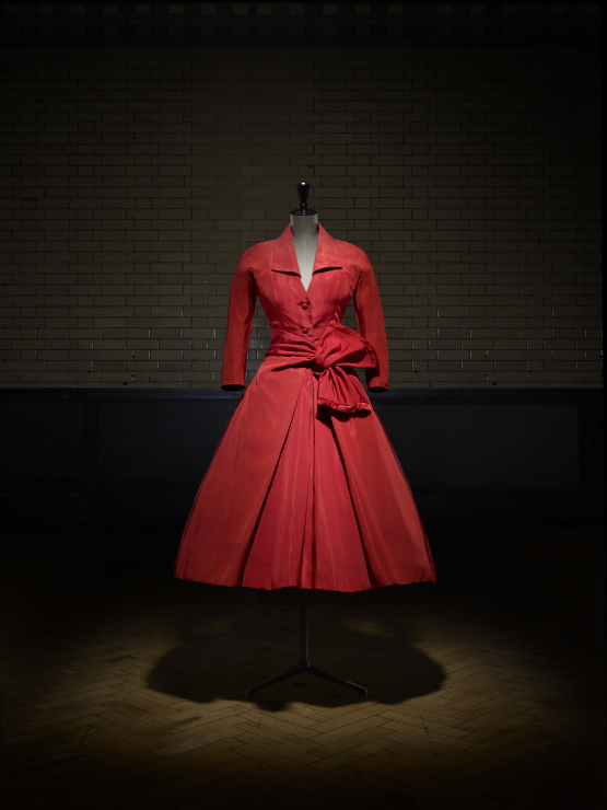 Czerwona suknia Diora z kolekcji jesień-zima 1955