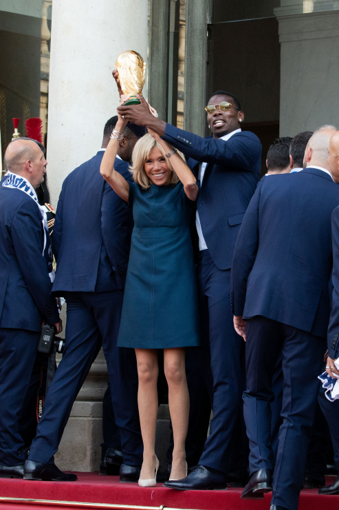 Prezydent Emmanuel Macron i Brigitte Macron czekają na reprezentację piłki nożnej w Pałacu Elizejskim, 16.07.2018.