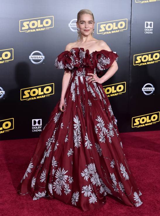 Gwiazdy w sukienkach w kwiaty. Emilia Clarke na premierze filmu "Han Solo: Gwiezdne wojny – historie", 10.05.2018.