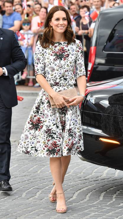 Gwiazdy w sukienkach w kwiaty. Księżna Kate podczas wizyty w Polsce, 18.07.2017.