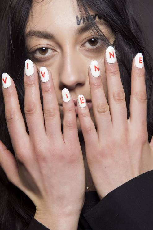 Modne paznokcie: manicure na jesień 2018. Vivienne Westwood