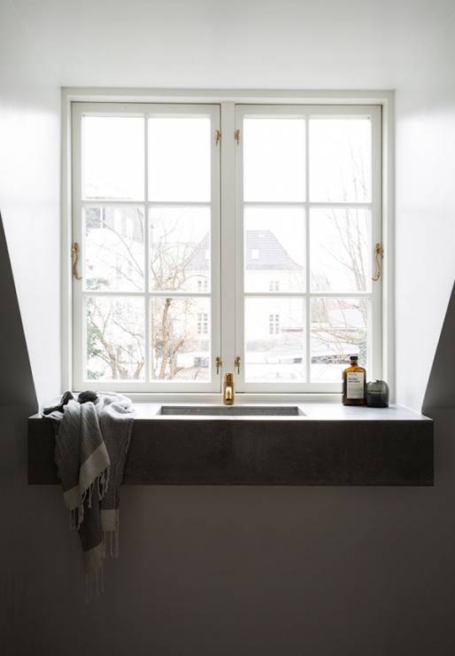 Łazienka z umywalką przy oknie, Norm Architects
