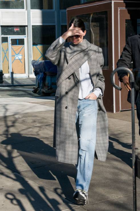 Kendall Jenner w oversize'owym płaszczu w kratę
