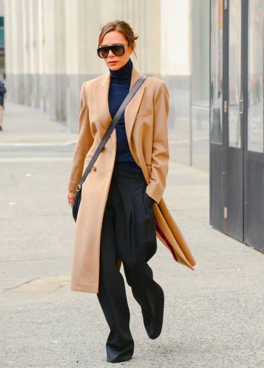 Victoria Beckham w camelowym płaszczu