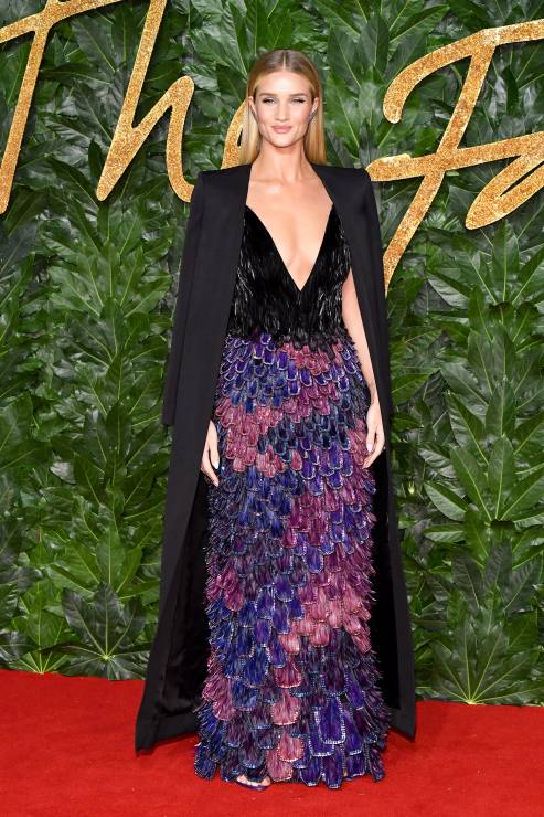 Rosie Huntington-Whiteley w sukni Givenchy na Fashion Awards 2018.