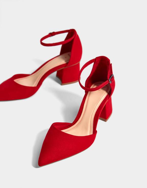 Czerwone buty na średnim obcasie