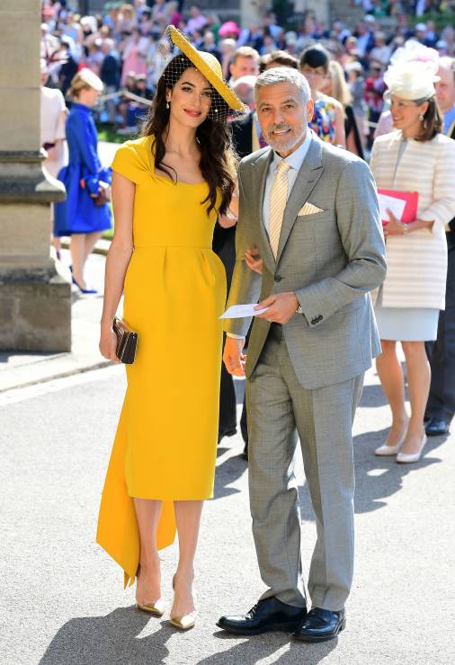 Amal Clooney w sukience Stella McCartney na ślubie Meghan Markle i księcia Harry'ego