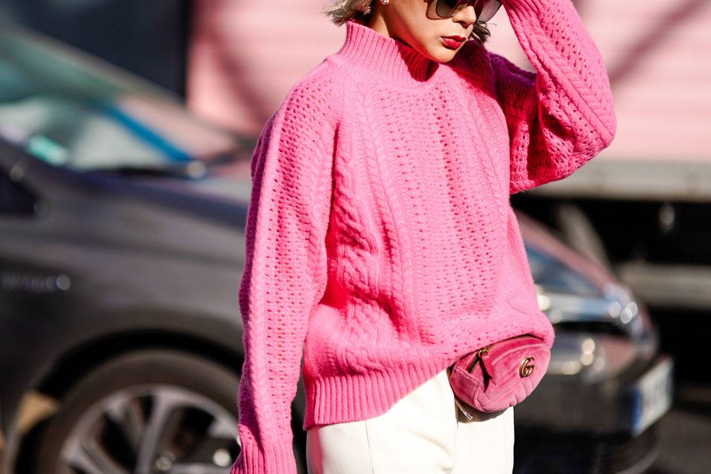 Jak nosić różowy sweter damski? Najlepsze zdjęcia street fashion