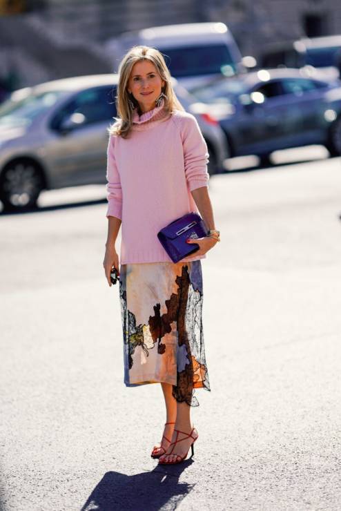 Jak nosić różowy sweter damski? Najlepsze zdjęcia street fashion