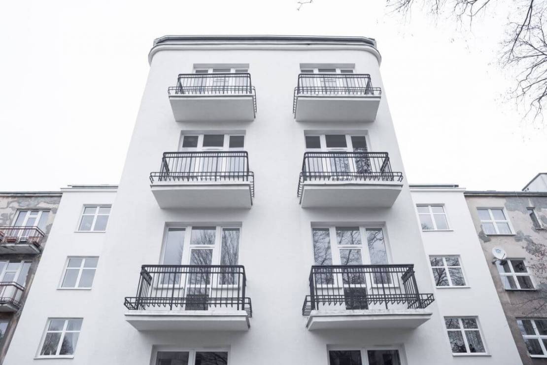 Białe mieszkanie w warszawskiej kamienicy