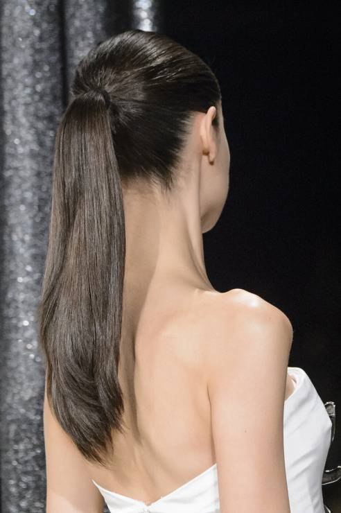 Fryzury z prostych włosów: fryzury na wesele, proste włosy, De La Renta