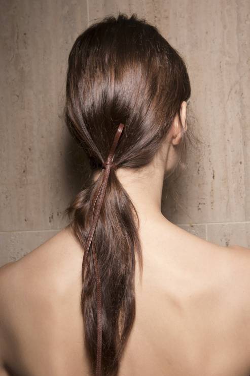 Fryzury z prostych włosów: fryzury na wesele, proste włosy, Loewe