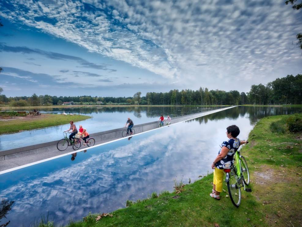 Ścieżka rowerowa "Cycling through Water" w rezerwacie przyrody De Wijers w Bokrijk-Genk w belgijskiej prowincji Limburg