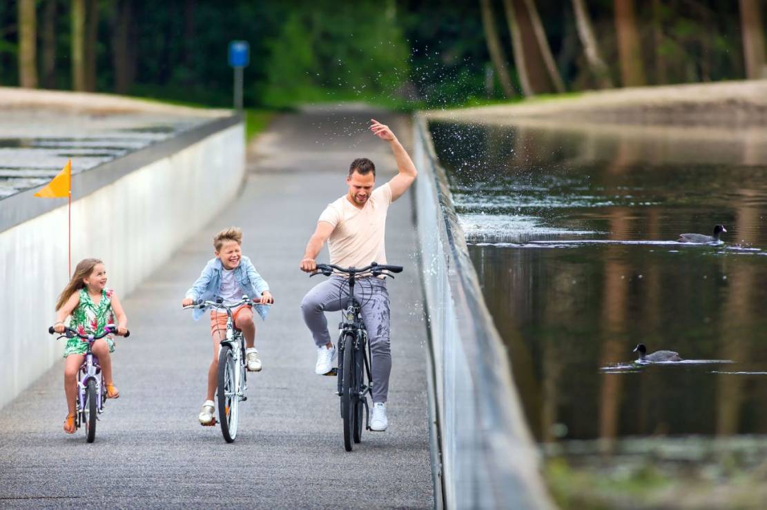 Ścieżka rowerowa "Cycling through Water" w rezerwacie przyrody De Wijers w Bokrijk-Genk w belgijskiej prowincji Limburg