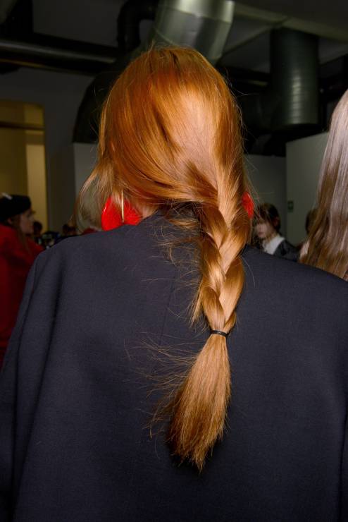 Modne fryzury z rudych włosów, Emporio Armani