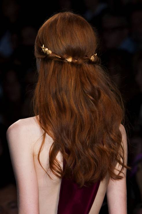 Modne fryzury z rudych włosów, Valentino