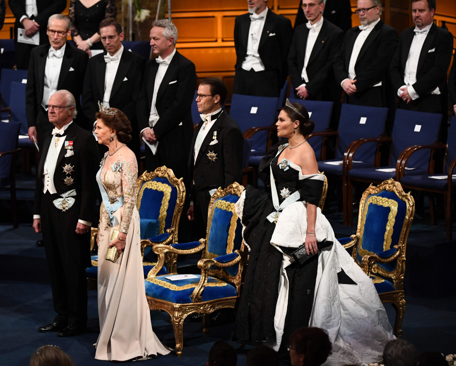 Król Gustaw XVI, królowa Sylwia, księżniczka Victoria i książę Daniel na gali wręczenia nagród Nobla